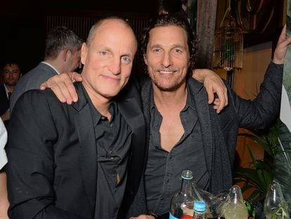 Woody Harrelson y Matthew McConaughey en la fiesta de inauguración del bar The Parrot en The Waldorf Hilton en Londres en el año 2018.