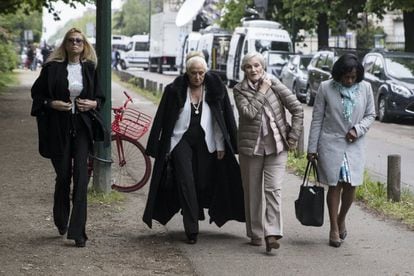La madre de Marine Le Pen Pierette Lalanne, segunda por la izquierda, llegan al Chalet du Lac, donde Marie Le Pen comparece ante los medios.