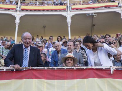 El rey emérito Juan Carlos, la infanta Elena y la hija de esta, Victoria Federica, este miércoles en Las Ventas.