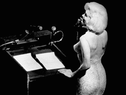 Marilyn Monroe canta 'Cumpleaños Feliz' para el presidente John F. Kennedy en el Madison Square Garden de Nueva York en mayo de 1962.