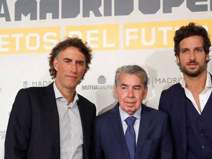 El consejero delegado del Mutua Madrid Open de Tenis, Gerard Tsobanian, junto al director del torneo Manolo Santana, y el director adjunto, Feliciano López, esta mañana en Madrid.