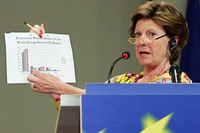 La comisaria europea de Competencia, Neelie Kroes, muestra unas tablas durante la reuda de prensa en la que ha hecho pública la nueva multa impuesta a Microsoft.