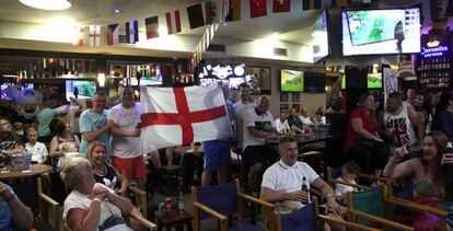 Unos ingleses viendo el partido de f&uacute;tbol entre Islandia e Inglaterra en un pub de Salou