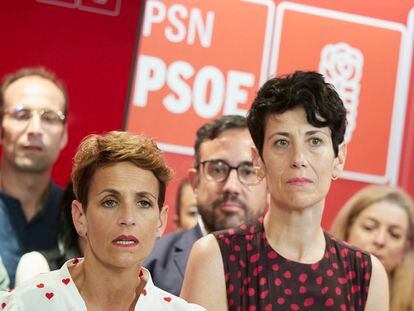 La líder del PSN, María Chivite (izquierda), y la candidata socialista a alcaldesa de Pamplona, Elma Saiz, la noche del domingo, tras conocer los resultados de las elecciones municipales y autonómicas en Navarra.