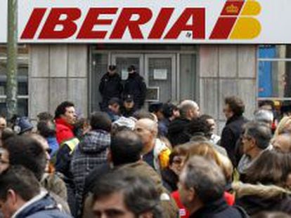 Concentraci&oacute;n de trabajadores de Iberia frente a la sede de la compa&ntilde;&iacute;a, en la calle de Vel&aacute;zquez, en Madrid. EFE/Archivo