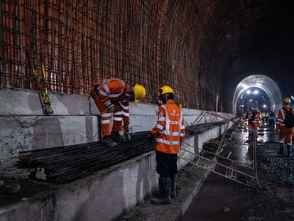 Trabajadores en la construcción del túnel del Toyo, en Canasgordas (Departamento de Antioquia), en marzo de 2023.