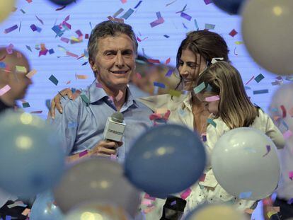 Mauricio Macri junto a su esposa Juliana Awada y su hija Antonia, celebran en la sede del partido en Buenos Aires.