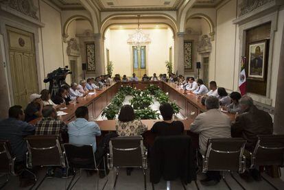 Fotografía cedida por la Secretaría de Gobernación de la reunión entre representantes de la CNTE y el secretario de Gobernación, Miguel Ángel Osorio.