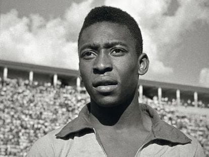 Pelé posa en 1960, los comienzos de su carrera como seleccionado en Brasil.