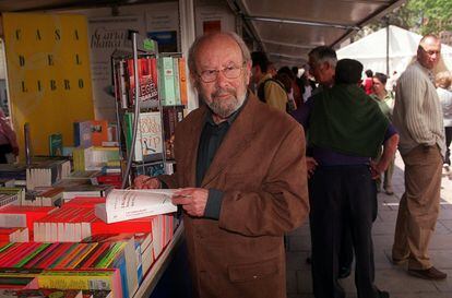Caballero Bonald firma libros tras leer el pregón inaugural de la Feria del Libro de Bilbao de 2004.

