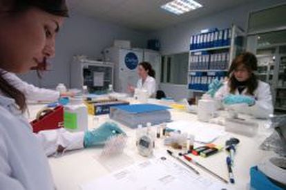 Empleadas en el laboratorio de la compa&ntilde;&iacute;a Certest Biotec.