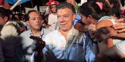 Juan Manuel Santos saluda a su partidarios, este martes en Villavicencio. 