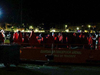 Un grupo de migrantes desembarca en el puerto de Arguineguín, en Gran Canaria, este miércoles.