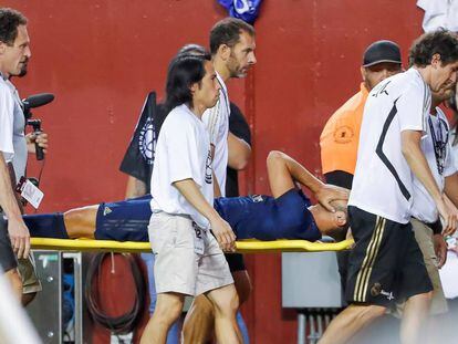Asensio es retirado en camilla tras caer lesionado durante el amistoso del Madrid ante el Arsenal en Maryland. En vídeo, el entrenador del club blanco, Zinedine Zidane, lamenta el percance de su jugador.
