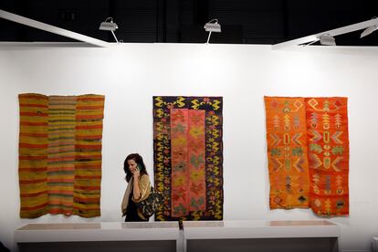 Obras de las artistas tejedoras anónimas del norte argentino de primera mitad del siglo XX, expuestas en la galería de Herlitzka & Co, este miércoles en Ifema.