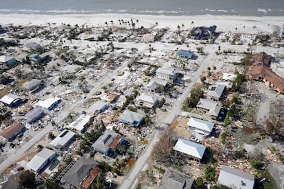 Casas dañadas y escombros tras el paso del huracán ‘Ian’, en Fort Myers Beach.