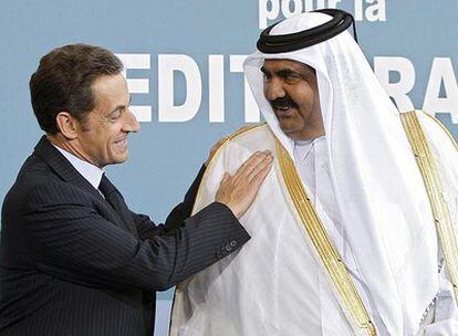 El presidente francés, Nicolas Sarkozy (izquierda), y el emir de Qatar, Hamad Bin Khalifa Al Thani, el pasado 13 de 
julio en la cumbre de la Unión por el Mediterráneo, en París.