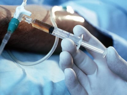 Inyección de una sustancia en un vial.