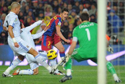 Villa dispara a puerta ante el marcaje de Sergio Ramos y Pepe.