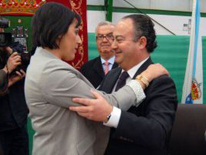 La nueva alcaldesa, Zaira Rodr&iacute;guez (PP), abraza al alcalde censurado, el independiente Ram&oacute;n Vigo, tras tomar posesi&oacute;n.