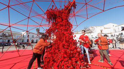 La instalación artística con 5.500 claveles realizada por Florenea de Jerez se concluyó justo al mediodía, hora en la que nació Lola Flores hace cien años.