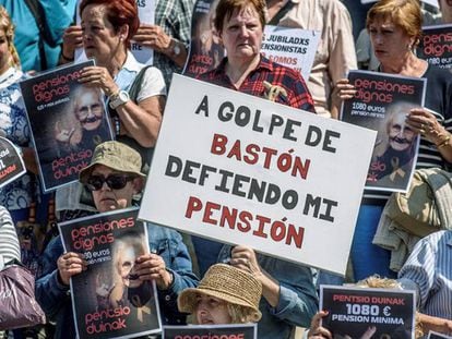 Concentración habitual de los lunes convocada por los colectivos de jubilados para reivindicar unas pensiones dignas.