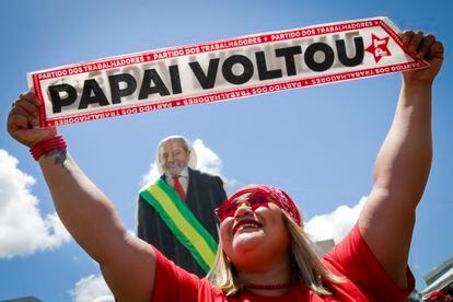 Una seguidora de Lula da Silva sostiene un cartel con la frase "Papá volvió", en la Esplanada dos Ministérios, momentos antes de la toma de posesión del exlíder sindical. 