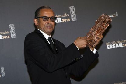 El director Abderrahmane Sissako, con la estatuilla de los premio C&eacute;sar. 
