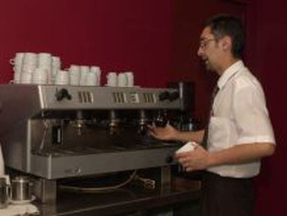 Un camarero se dispone a preparar un caf&eacute;. EFE/Archivo
