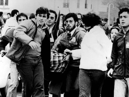 Un grupo de manifestantes traslada a uno de los heridos durante las cargas policiales contra la marcha de protesta en favor de la autonom&iacute;a el 4 de diciembre de 1977 en M&aacute;laga.