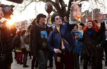 Un grupo de personas festejan ayer la muerte de Thatcher en el barrio de Brixton, en Londres.