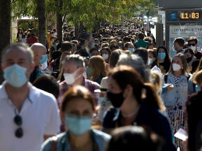 Colas para realización de pruebas serológicas al personal docente de Madrid Capital.