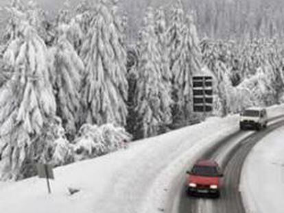 Vehículos circulan con precaución debido a la nieve