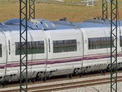 Un tren de la l&iacute;nea del AVE Barcelona-Girona-Figueres.