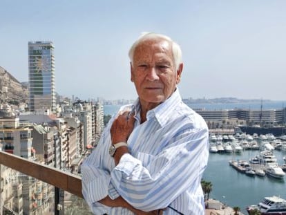 El arquitecto Juan Antonio Garc&iacute;a Solera, en el balc&oacute;n de su estudio en Alicante. 