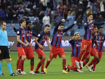 Los jugadores del Barcelona celebran el pase a la final este jueves en Riad.