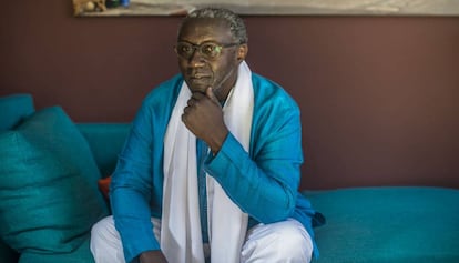 El promotor cultural Amadou Diaw, en su casa de Saint Louis (Senegal).