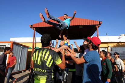 Amin, un refugiado sirio, celebra haber recibido permiso para viajar a la península.