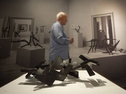 'Hierros de temblor III', de Eduardo Chillida, junto a la imagen de las demás obras del escultor en 1958. 
 