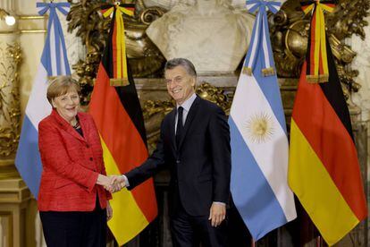 El presidente de Argentina, Mauricio Macri, recibe en la Casa Rosada a la canciller alemana, Angela Merkel.