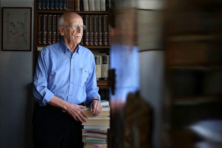 El filósofo Emilio Lledó en su casa de Madrid.