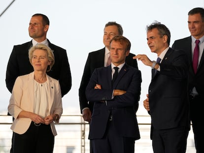 El primer ministro griego, Kyriakos Mitsotakis, junto al presidente francés, Emmanuel Macron, la presidenta de la Comisión Europea, Ursula von der Leyen, el primer ministro maltés, Robert Abela, el primer ministro italiano, Mario Draghi, y el presidente del Gobierno español, Pedro Sánchez, en el Centro Cultural de la Fundación Stavros Niarchos, este viernes en Atenas.