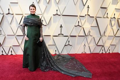 Olivia Colman logró alzarse como mejor actriz por su papel en La favorita. La británica recogió el Oscar con un vestido firmado por Prada y joyas de Chopard.