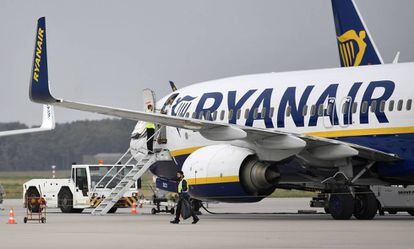 Un avión de Ryanair, en el aeropuerto de Weeze (Alemania).