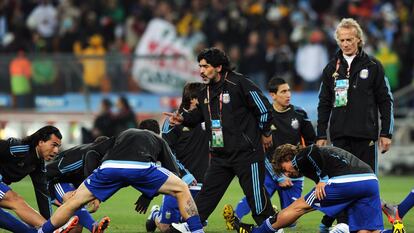 Fernando Signorini, a la derecha, junto a Maradona en un entrenamiento de la selección argentina en el Mundial de 2010.