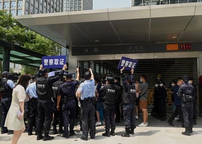 Un grupo de gente se aglomera para protestar frente a la sede de Evergrande en Shenzhen, en el sureste de China, el pasado 16 de septiembre.