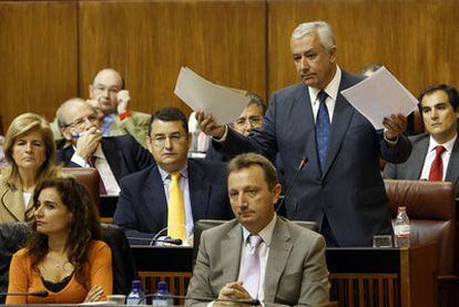 Javier Arenas muestra unos papeles durante su intervención en la sesión de contol al Gobierno.