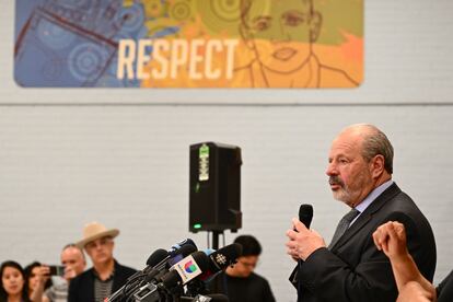 Oscar Leeser, alcalde de El Paso, en la presentación este miércoles de un refugio temporal para migrantes inaugurado en una escuela de educación secundaria en desuso a las afueras de la ciudad tejana.