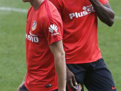 Torres y Jackson , durante un entrenamiento del Atlético.