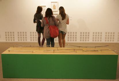 Tres alumnas de la UPV contemplan una de las obras de la exposición 'Resistencia y materialización'. En primer término, la instalación 'Infra. Para espíritus inquietos', de Elena Mendizábal.